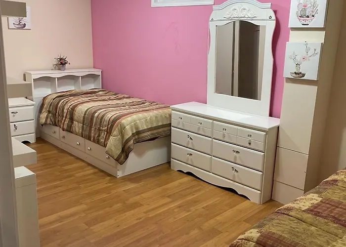A Bed Of 2 Beds Cute Room For Females Only - Pour Les Femmes Seulement