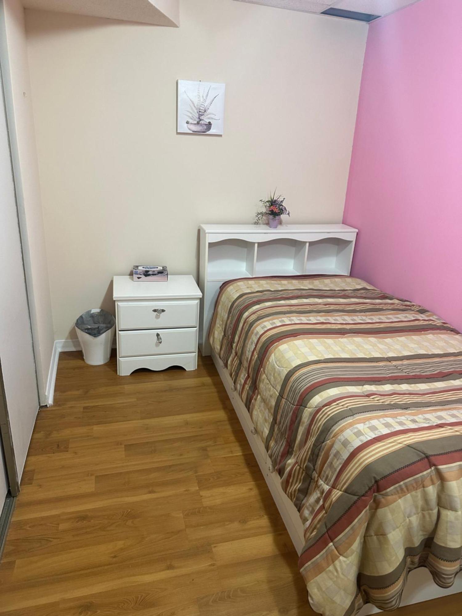 A Bed Of 2 Beds Cute For Females Only - Pour Les Femmes Seulement *